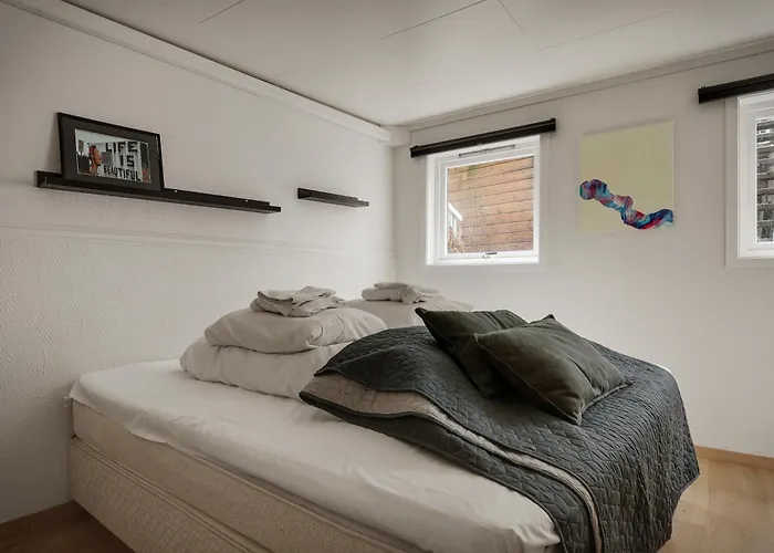 Apartment 3 Soverom, Sentralt I Og Moderne Bad *