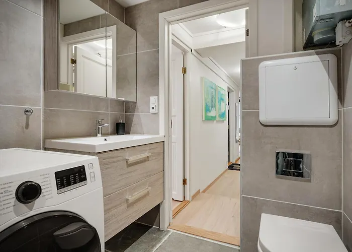 3 Soverom, Sentralt I Og Moderne Bad Apartment *